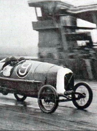 robert_benoist_gagnant_du_grand_prix_de_lumf_cyclecars_du_mans_en_1922-_sur_salmson_valjpg