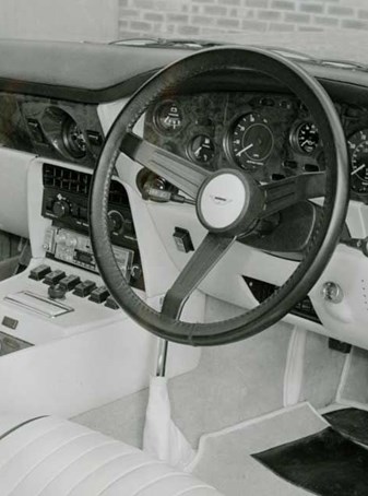 amv8_vantage_interior2jpg